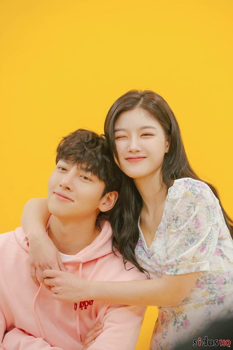 Kim Yoo Jung tròn 21 tuổi: Nhan sắc nở rộ, sự nghiệp nhiều hứa hẹn