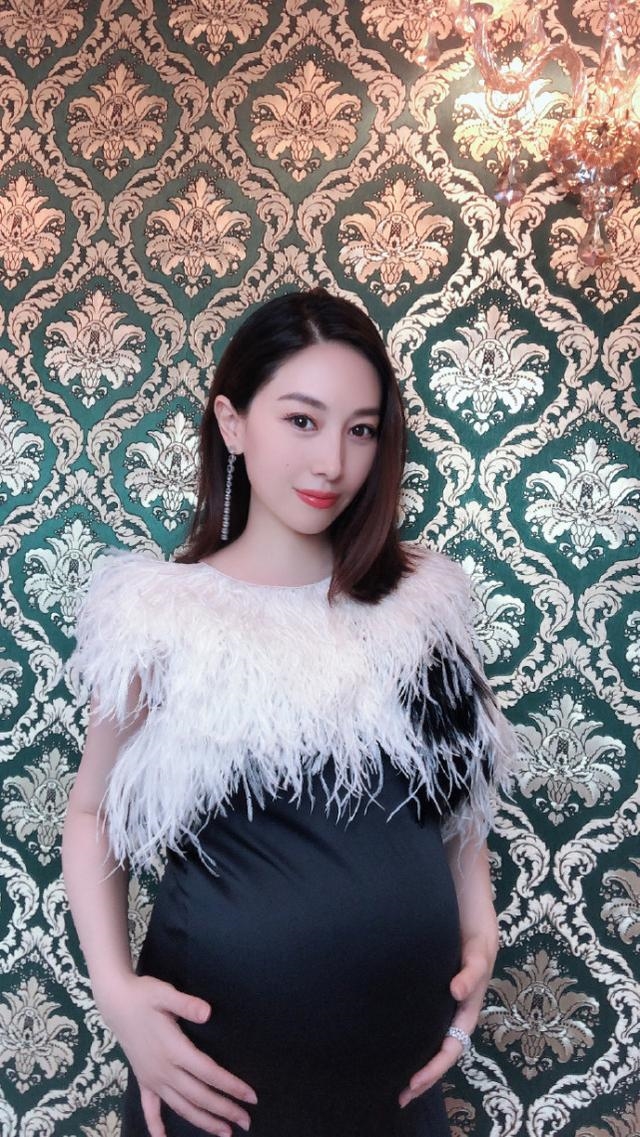 'Hư Trúc' Phàn Thiếu Hoàng và vợ thông báo tin mang thai lần 2
