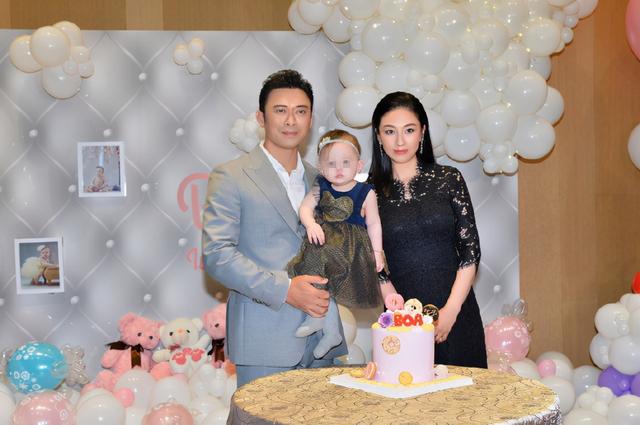 'Hư Trúc' Phàn Thiếu Hoàng và vợ thông báo tin mang thai lần 2
