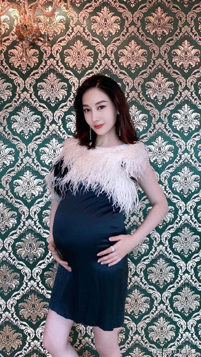 'Hư Trúc' Phàn Thiếu Hoàng và vợ thông báo tin mang thai lần 2