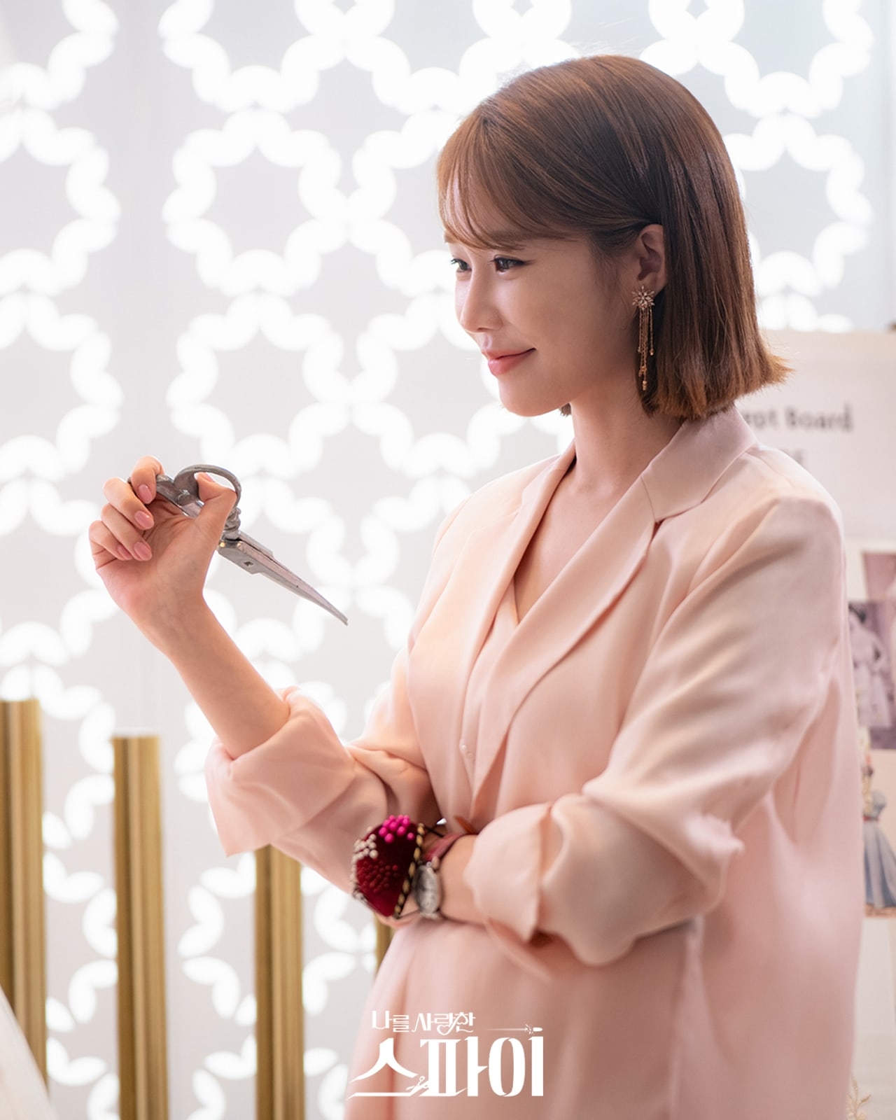 Yoo In Na khoe tạo hình tóc ngắn cực xinh trong phim mới