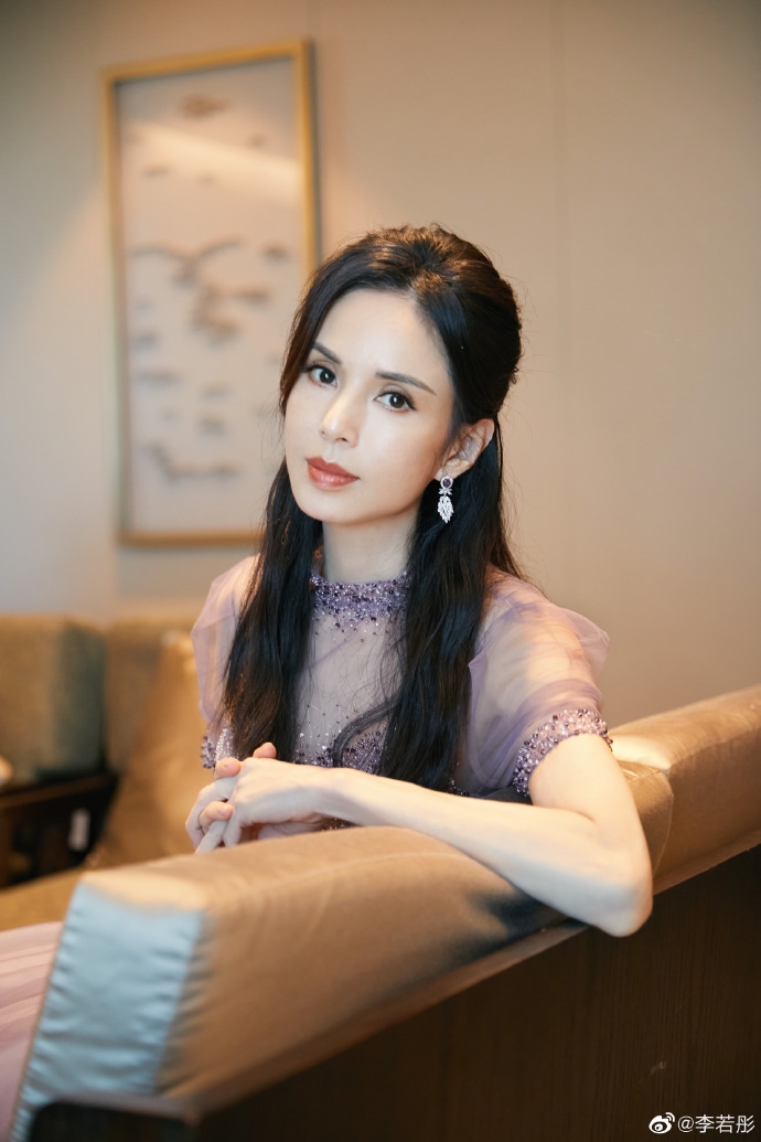 Lý Nhược Đồng khoe sắc lấn át dàn siêu mẫu kém 30 tuổi