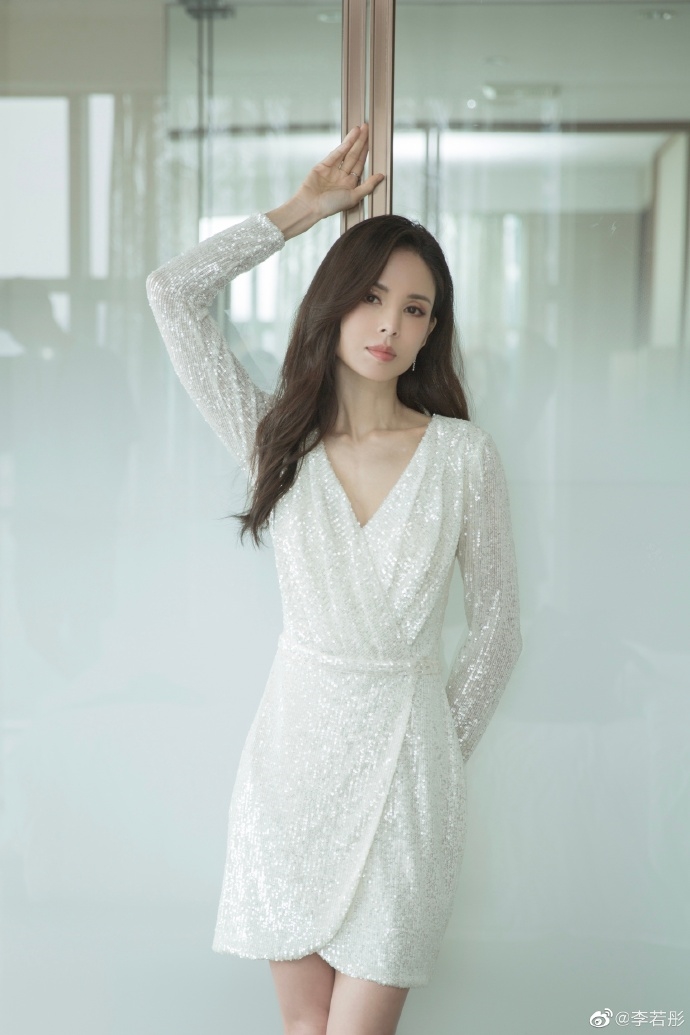 Lý Nhược Đồng khoe sắc lấn át dàn siêu mẫu kém 30 tuổi