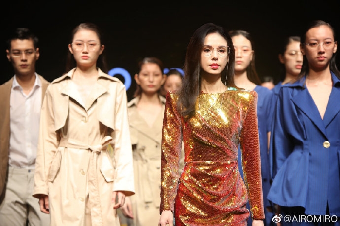 Lý Nhược Đồng khoe sắc lấn át dàn siêu mẫu kém 30 tuổi