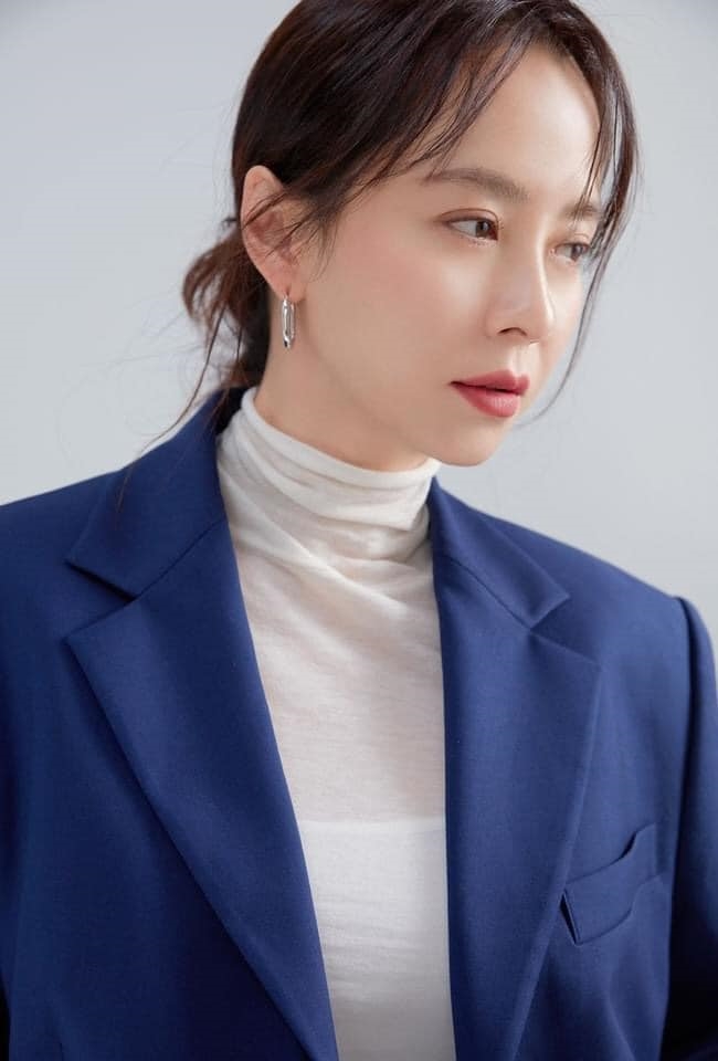 Song Ji Hyo khoe bộ ảnh đẹp rạng ngời, nhan sắc không đổi ở tuổi 40