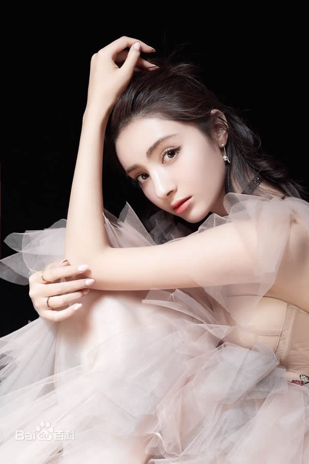 Địch Lệ Nhiệt Ba, Đồng Lệ Á và dàn mỹ nhân Tân Cương đẹp nhất Cbiz