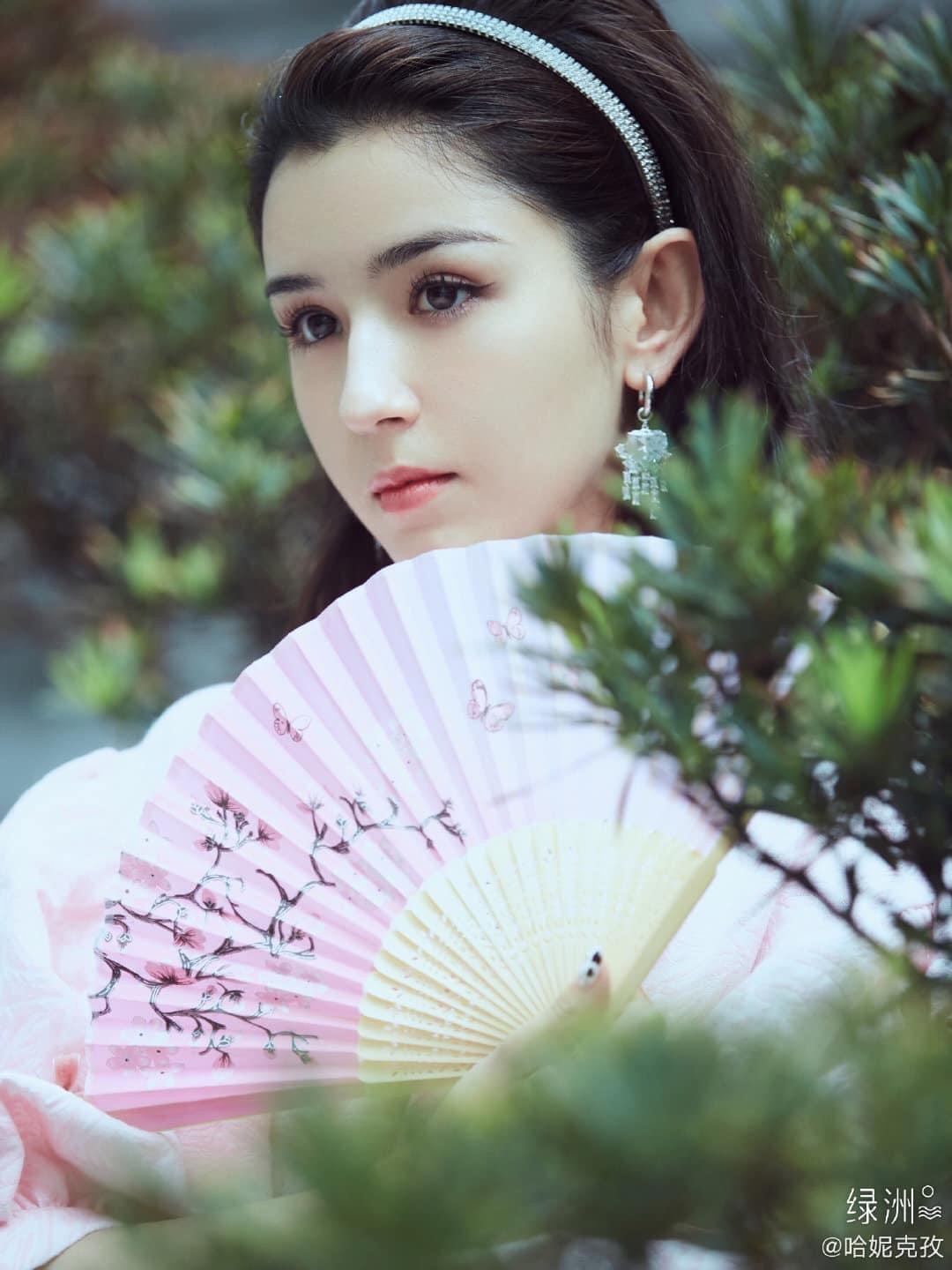 Địch Lệ Nhiệt Ba, Đồng Lệ Á và dàn mỹ nhân Tân Cương đẹp nhất Cbiz