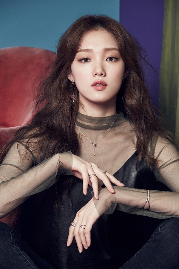 Lee Sung Kyung cắt tóc mái lởm chởm vẫn xinh xắn như búp bê