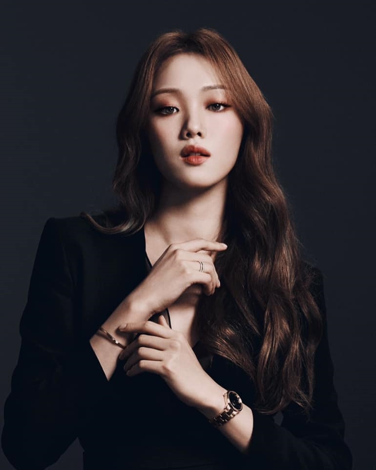 Lee Sung Kyung cắt tóc mái lởm chởm vẫn xinh xắn như búp bê
