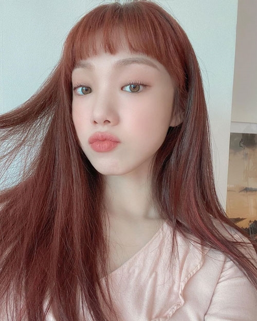 Lee Sung Kyung cắt tóc mái lởm chởm vẫn xinh xắn như búp bê