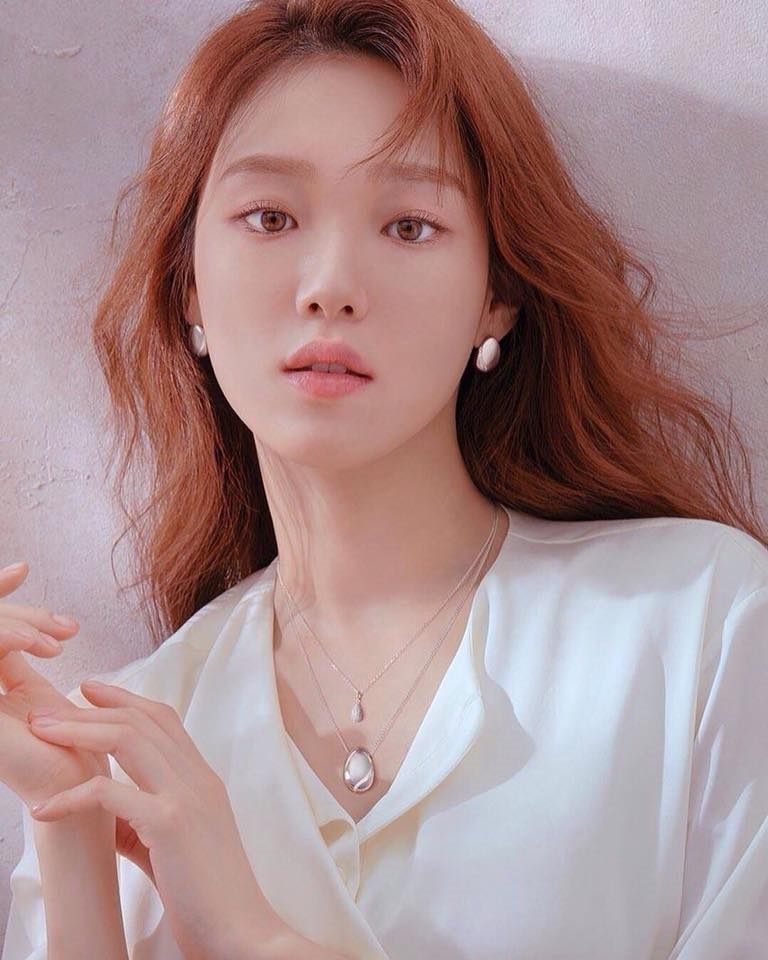 Lee Sung Kyung cắt tóc mái lởm chởm vẫn xinh xắn như búp bê