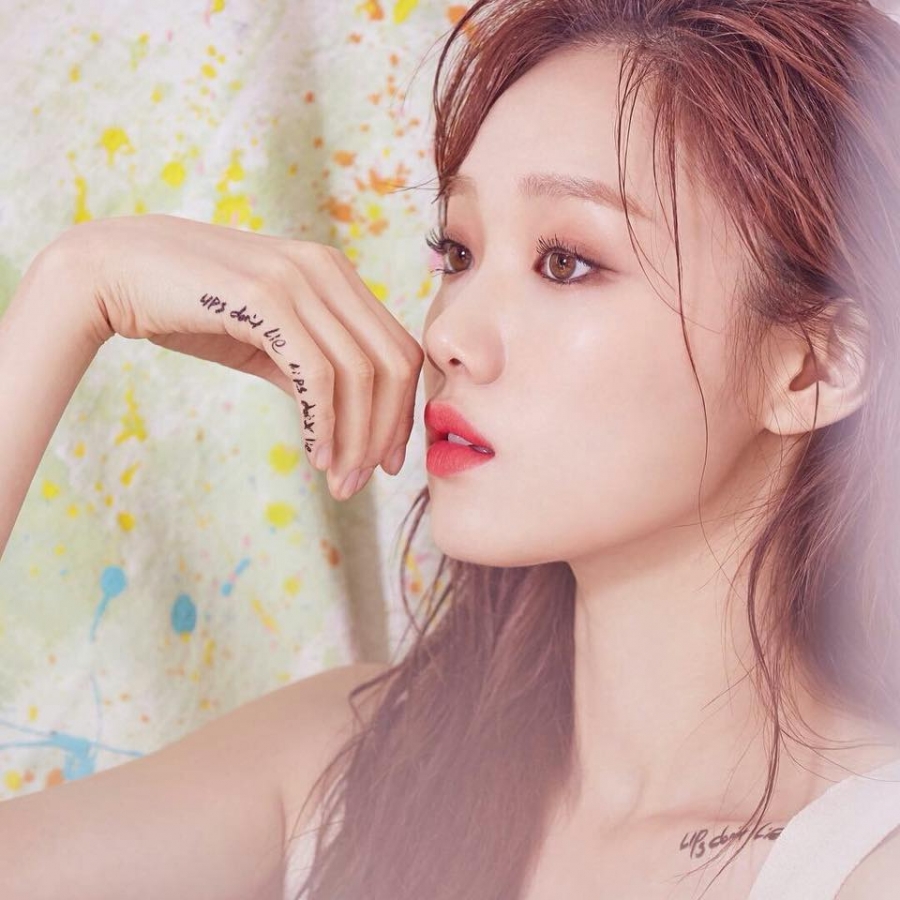Lee Sung Kyung cắt tóc mái lởm chởm vẫn xinh xắn như búp bê