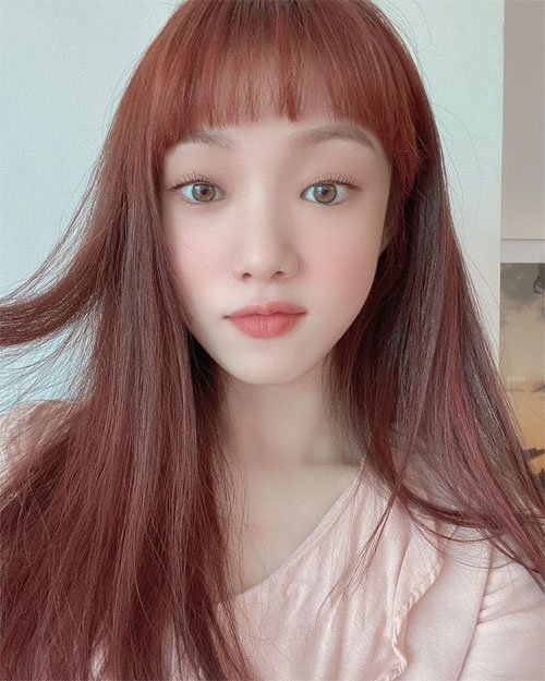 Lee Sung Kyung cắt tóc mái lởm chởm vẫn xinh xắn như búp bê