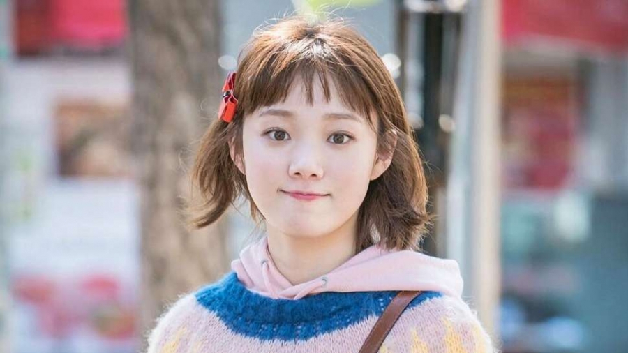 Lee Sung Kyung cắt tóc mái lởm chởm vẫn xinh xắn như búp bê