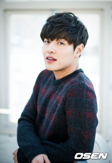 Kang Ha Neul từ chối đóng cặp với Ye Jin để vào vai 'bố nam chính'