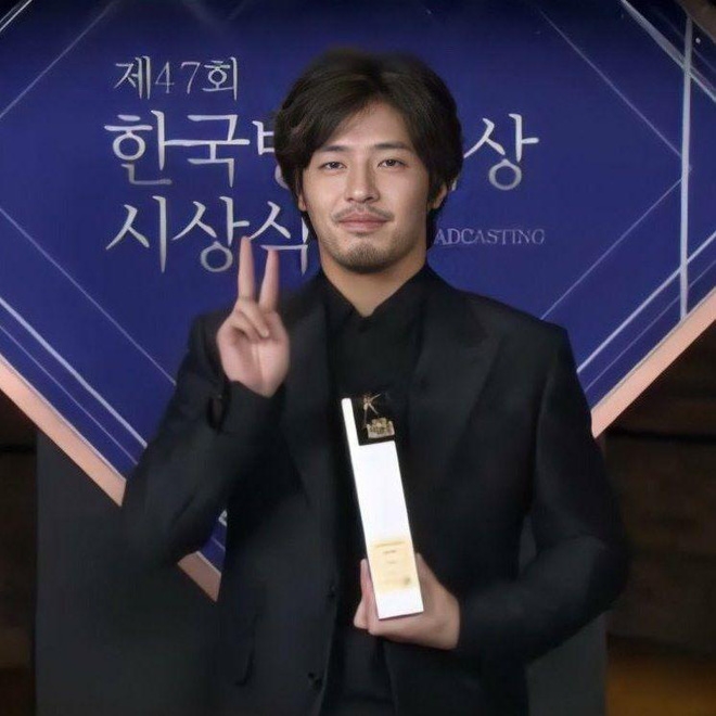 Kang Ha Neul từ chối đóng cặp với Ye Jin để vào vai 'bố nam chính'