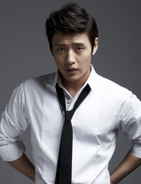 Kang Ha Neul từ chối đóng cặp với Ye Jin để vào vai 'bố nam chính'
