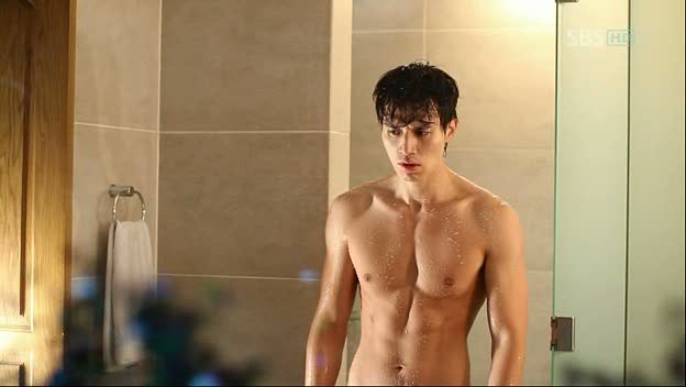 Lee Min Ho, Song Joong Ki và loạt cảnh tắm gợi cảm đốn tim fan
