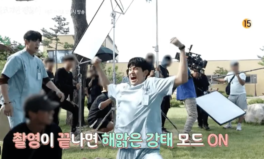 Lee Jun Ki và loạt nam thần cool ngầu cứ tắt máy quay là lộ bản chất