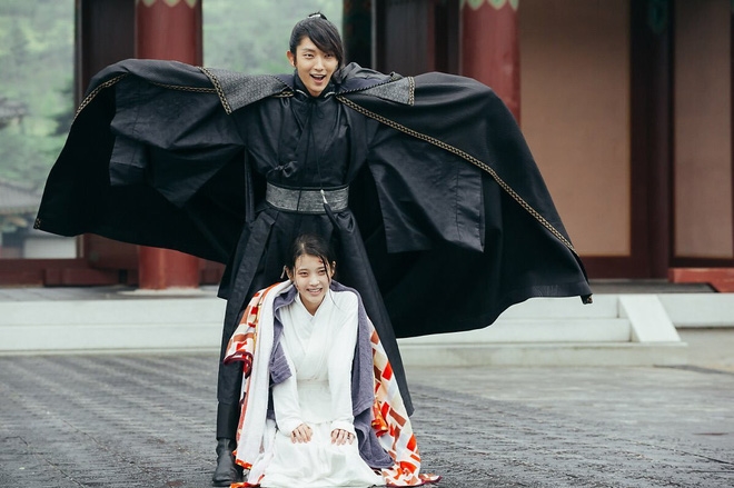 Lee Jun Ki và loạt nam thần cool ngầu cứ tắt máy quay là lộ bản chất