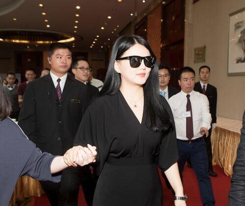 Ngô Cẩn Ngôn và các sao Cbiz muối mặt vì 'vệ sĩ đông hơn fan'