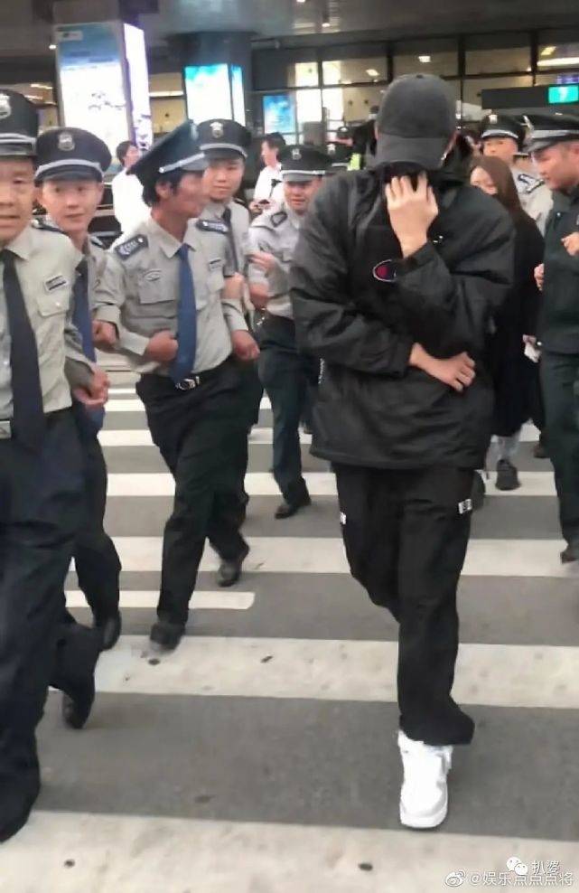 Ngô Cẩn Ngôn và các sao Cbiz muối mặt vì 'vệ sĩ đông hơn fan'