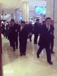 Ngô Cẩn Ngôn và các sao Cbiz muối mặt vì 'vệ sĩ đông hơn fan'