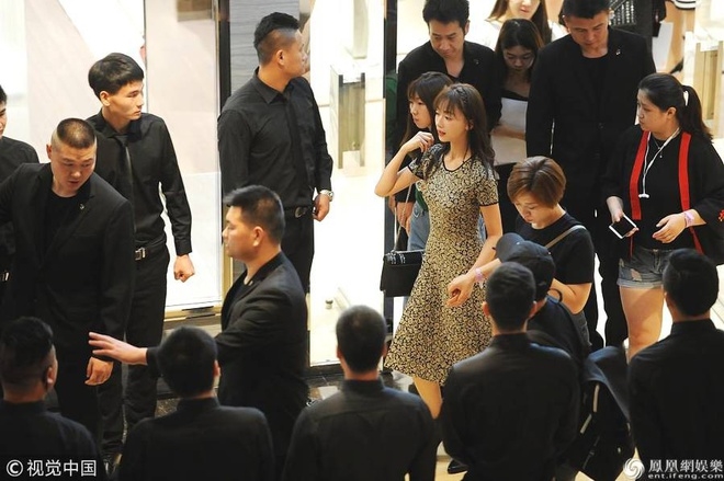 Ngô Cẩn Ngôn và các sao Cbiz muối mặt vì 'vệ sĩ đông hơn fan'