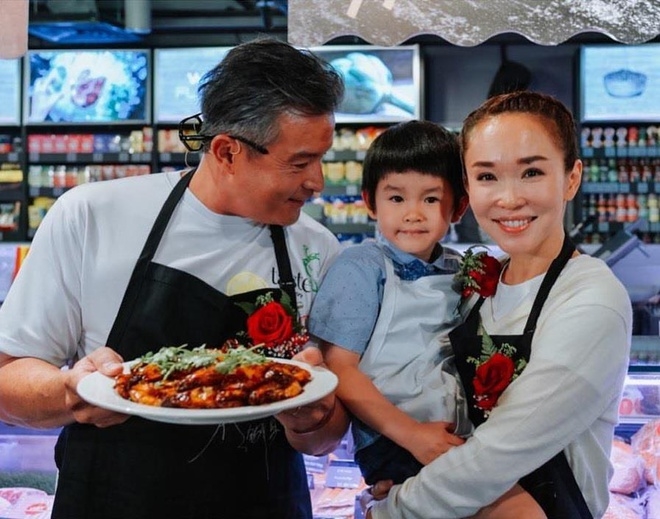 Lý Minh Thuận già nua bên Phạm Văn Phương trong ảnh 11 năm ngày cưới
