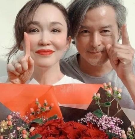 Lý Minh Thuận già nua bên Phạm Văn Phương trong ảnh 11 năm ngày cưới