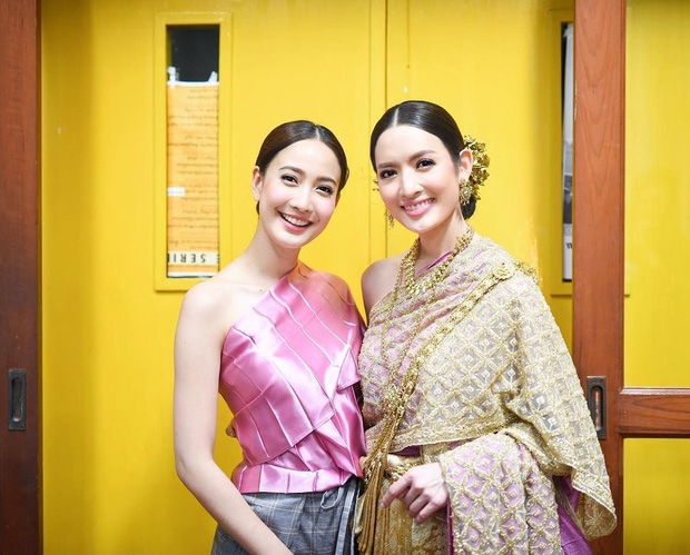 Taew Natapohn - Aff Taksaorn và những cặp sao giống nhau như người nhà