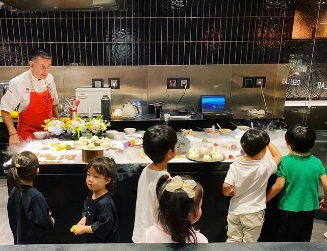 AngelaBaby chụp ảnh với nhóm phú bà chỉ có thể đứng ở ngoài cùng