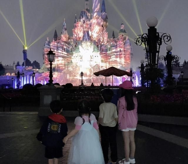 AngelaBaby chụp ảnh với nhóm phú bà chỉ có thể đứng ở ngoài cùng