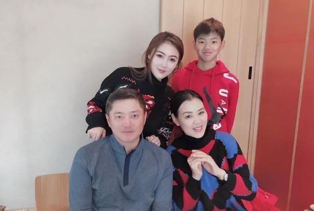 AngelaBaby chụp ảnh với nhóm phú bà chỉ có thể đứng ở ngoài cùng