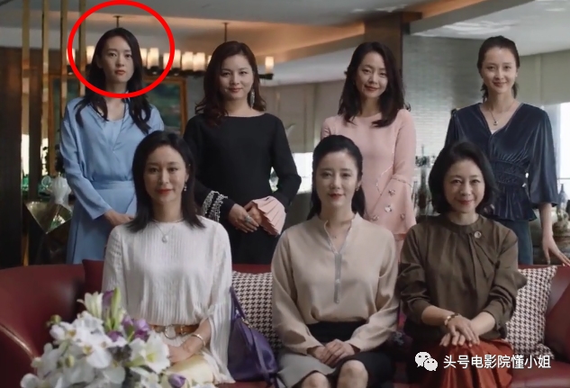 AngelaBaby chụp ảnh với nhóm phú bà chỉ có thể đứng ở ngoài cùng