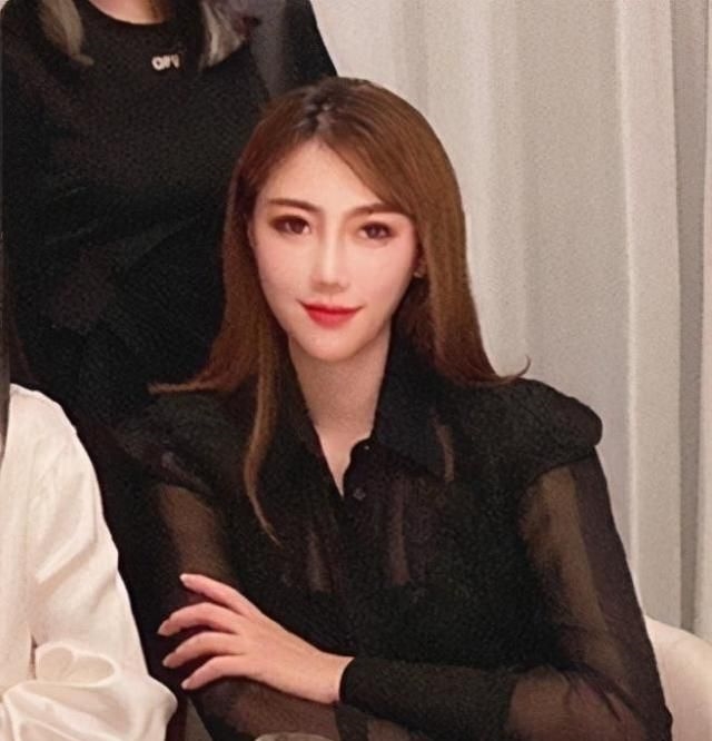 AngelaBaby chụp ảnh với nhóm phú bà chỉ có thể đứng ở ngoài cùng
