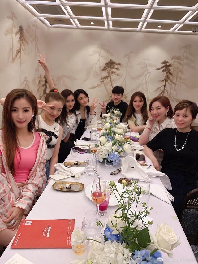 AngelaBaby chụp ảnh với nhóm phú bà chỉ có thể đứng ở ngoài cùng