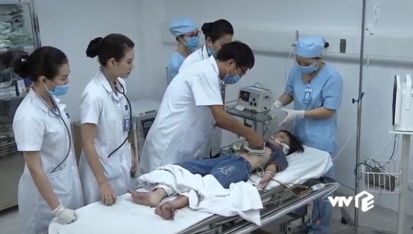 'Lửa Ấm' khiến dân y bức xúc vì những 'hạt sạn' về nghề trong phim