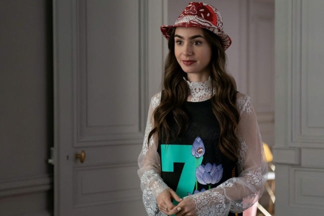 'Emily In Paris' tạo nên cơn sốt mới dù nội dung bị chê tơi bời
