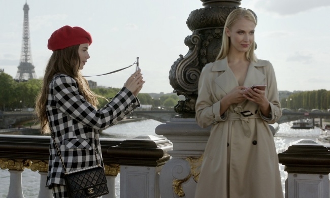 'Emily In Paris' tạo nên cơn sốt mới dù nội dung bị chê tơi bời