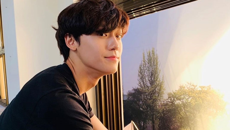 Lee Do Hyun làm việc để trả nợ cho gia đình và nuôi em thiểu năng