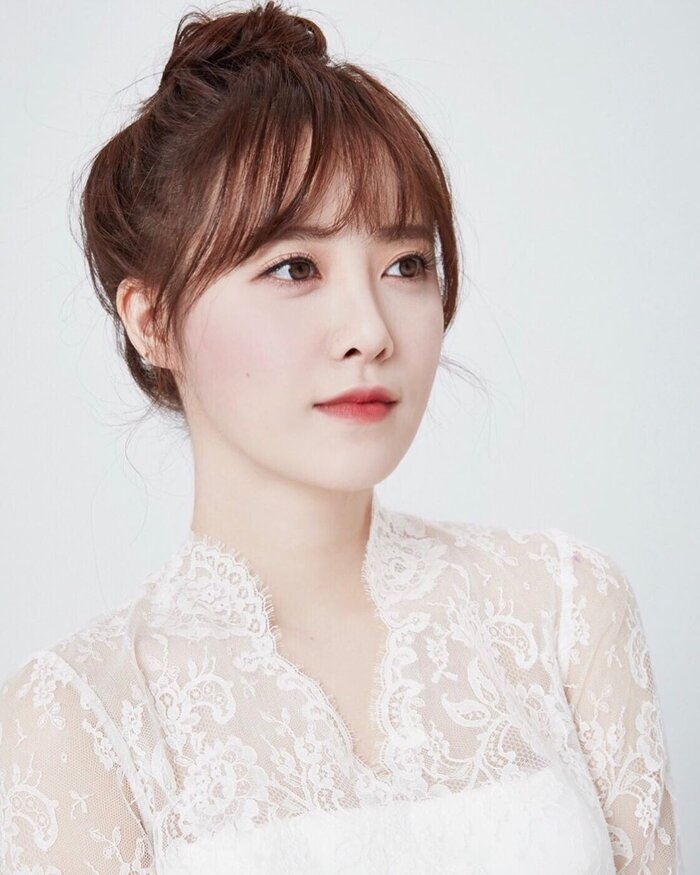 Goo Hye Sun tung bộ ảnh rạng rỡ trong bộ váy cưới sau ly hôn