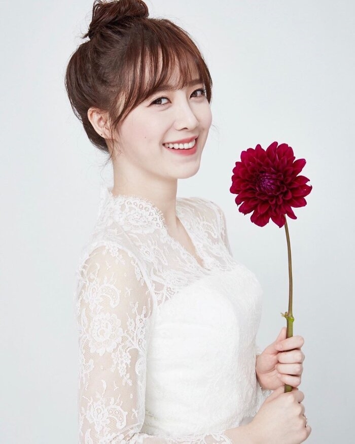 Goo Hye Sun tung bộ ảnh rạng rỡ trong bộ váy cưới sau ly hôn
