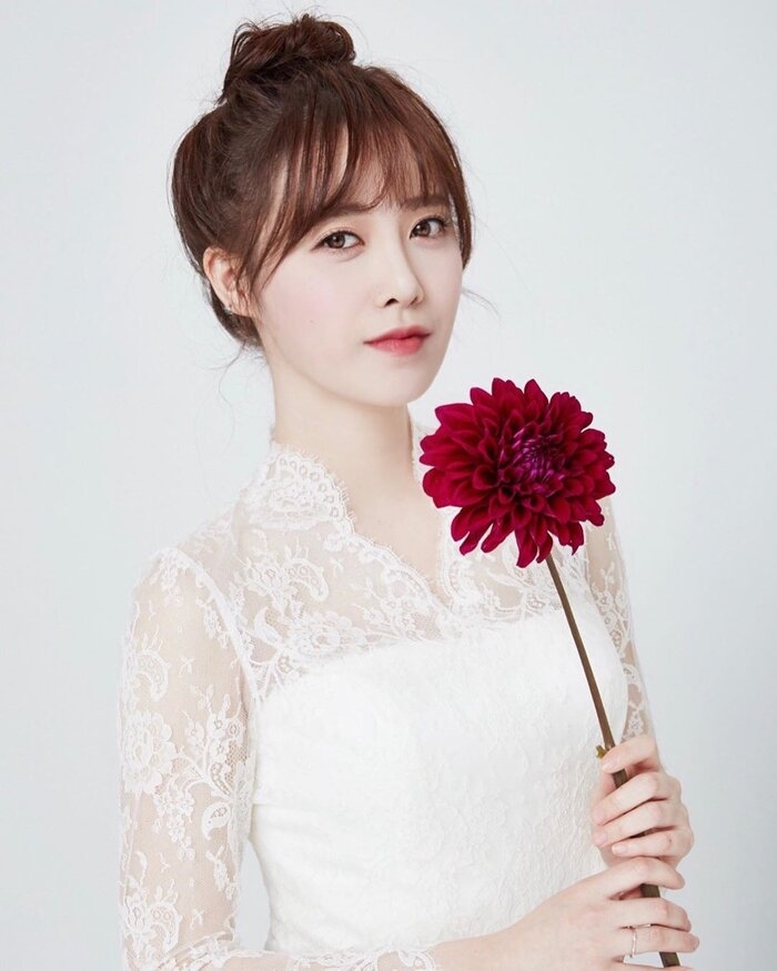 Goo Hye Sun tung bộ ảnh rạng rỡ trong bộ váy cưới sau ly hôn