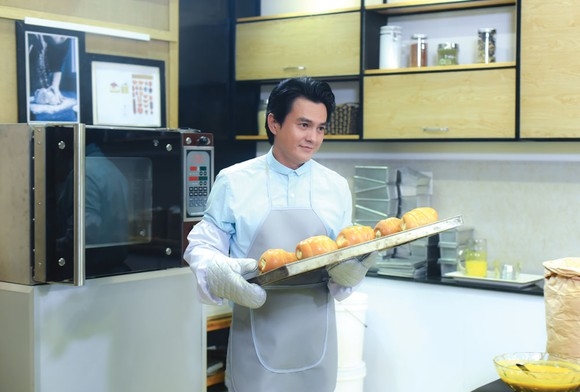 Cao Minh Đạt làm shipper cho vợ, không ngại bị nói hết thời