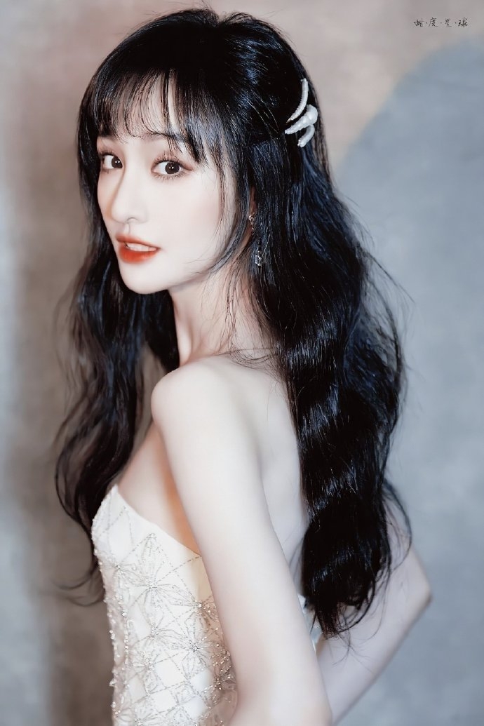 Lưu Thi Thi và dàn mỹ nhân Cbiz sở hữu bờ vai vuông góc cực phẩm