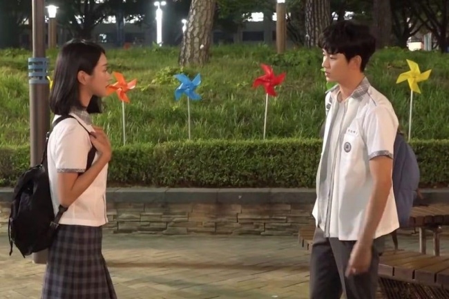 Park Min Young và sao nữ Hàn gây sốt khi mặc đồng phục năm 2020