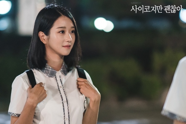 Park Min Young và sao nữ Hàn gây sốt khi mặc đồng phục năm 2020