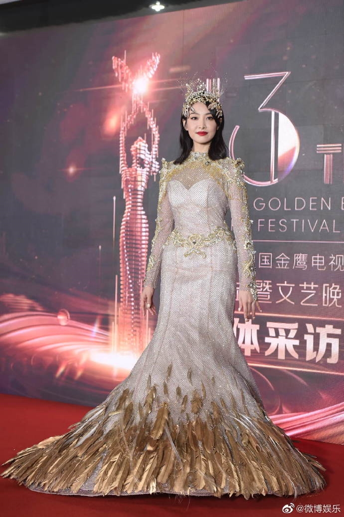 Tống Thiến trở thành Nữ thần Kim Ưng 'bị lỗi' vì bị trang phục 'dìm'