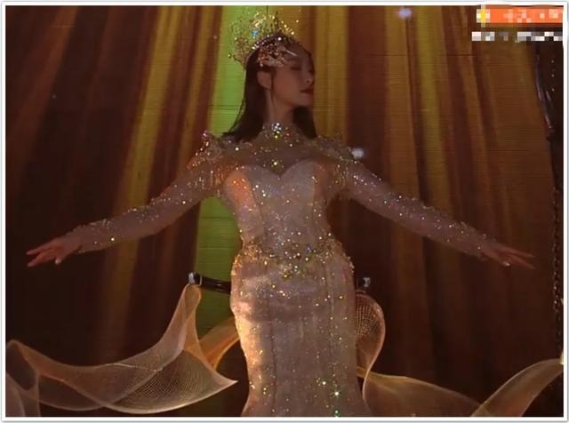 Tống Thiến trở thành Nữ thần Kim Ưng 'bị lỗi' vì bị trang phục 'dìm'
